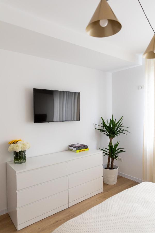 Studio 8 I One Bedroom Apartment I Airport I Therme Otopeni Bagian luar foto