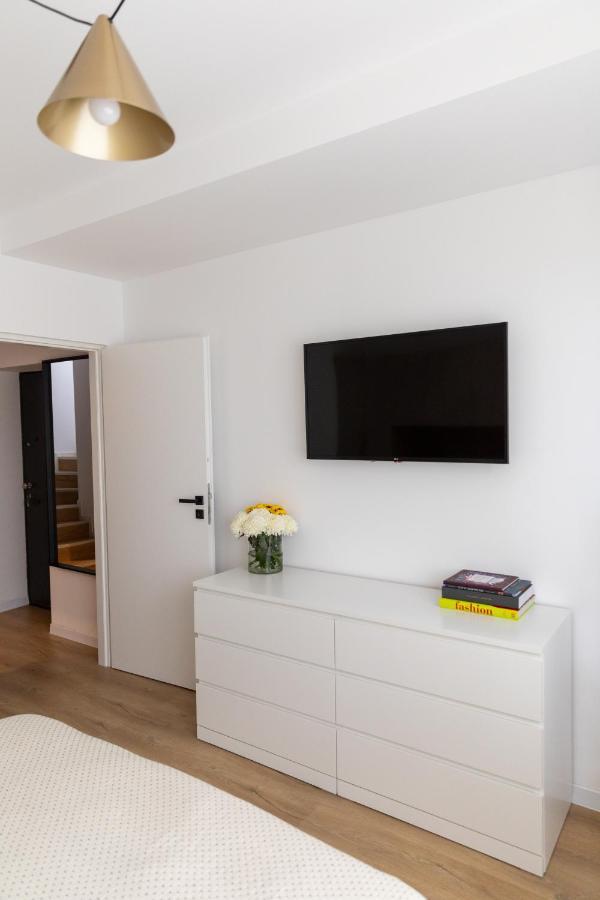 Studio 8 I One Bedroom Apartment I Airport I Therme Otopeni Bagian luar foto