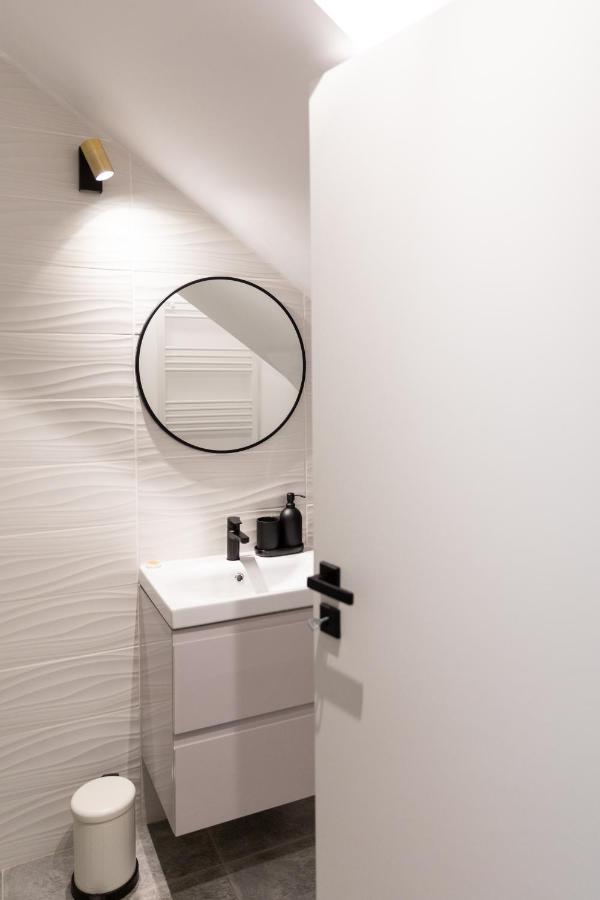 Studio 8 I One Bedroom Apartment I Airport I Therme Otopeni Bagian luar foto