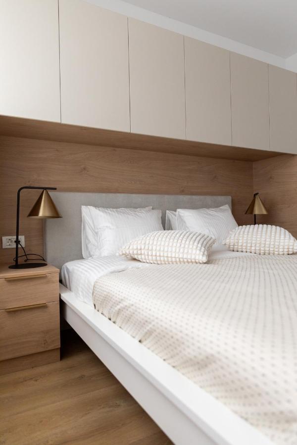 Studio 8 I One Bedroom Apartment I Airport I Therme Otopeni Bagian luar foto